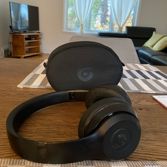 SOLD Wireless Beats solo 3 - Picture 3 of 10